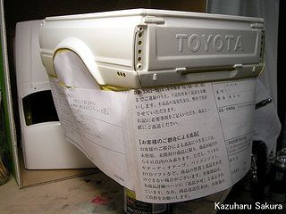 タミヤ ハイラックス・ハイリフト製作記 ～ ボディ表側塗装の前のマスキング